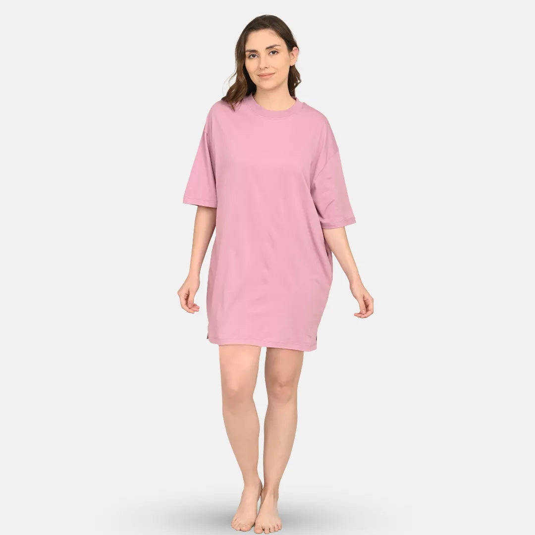 Woman wearing a loose t-shirt orchid purple